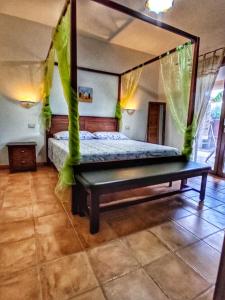 una camera con un letto con una panca di ORIENTE Home&Sea a 5 minuti dal mare, con parcheggio e clima a Castiadas