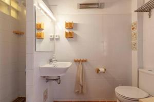Baño blanco con lavabo y aseo en Cal Joanet, acollidora caseta a Gratallops, en Gratallops