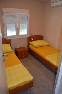 Cette chambre comprend 2 lits et 2 fenêtres. dans l'établissement Apartments by the sea Petrcane, Zadar - 3285, à Petrčane