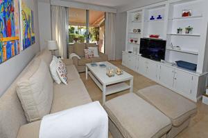 a living room with a couch and a tv at Villa Blue Marlin 8 in Pasito Blanco