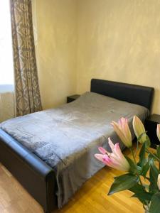 een slaapkamer met een bed met roze bloemen op de vloer bij The White Lodge Hotel in Hereford