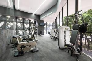 un gimnasio con cintas de correr y máquinas elípticas en 808 Reforma loft close to US embassy 150 Mbps WiFi, en Ciudad de México