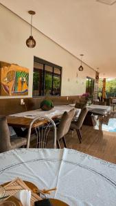 アウテル・ド・ションにあるPousada Rekantu do Poetaのダイニングルーム(木製テーブル、椅子付)