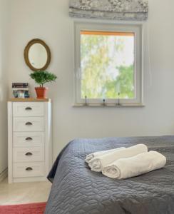 sypialnia z łóżkiem z dwoma ręcznikami w obiekcie Komfortowy domek z kominkiem w mieście Barwice