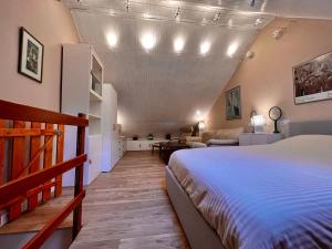 una camera da letto con un letto e un soggiorno di La Baita Limone Riserva Bianca Ski-in Ski-out Seggiovia Morel 1 a Limone Piemonte