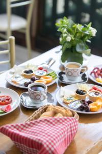 EPHESUS CENTRUM في سلجوك: طاولة مع أطباق من الطعام وأكواب من القهوة