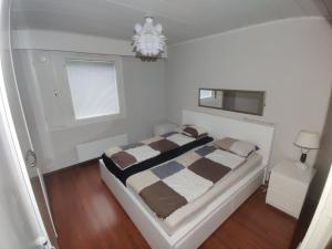 A bed or beds in a room at 2 bedrooms house with garden