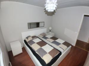 Schlafzimmer mit einem Bett und einem Kronleuchter in der Unterkunft 2 bedrooms house with garden in Rauma