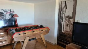 una mesa de madera con un montón de armas en una habitación en Bas de villa T3 Ollioules avec Piscine Vue mer en Ollioules