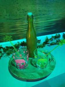 Côté spa : صحن أخضر مع كأسين وزجاجة