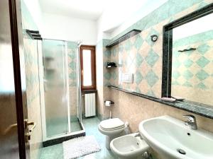 A bathroom at Rock House Villa