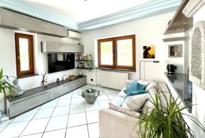 A television and/or entertainment centre at Rock House Villa