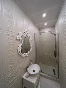 Ami Residence Bucharest Airport,Therme&FREE PARKING Otopeni的一间浴室