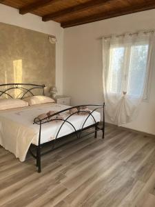 Schlafzimmer mit einem Bett und Holzboden in der Unterkunft Villa Flora di Capriata d'orba in Predosa