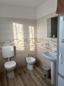 ein Bad mit einem WC und einem Waschbecken in der Unterkunft Villa Flora di Capriata d'orba in Predosa