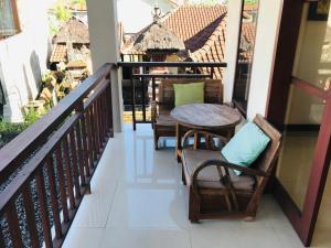 d'un balcon avec une table et des chaises. dans l'établissement Ayu Bisma Homestay, à Ubud
