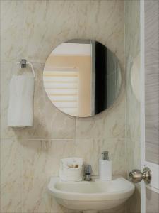 W łazience znajduje się umywalka i lustro. w obiekcie Buritaca House w mieście Buritaca