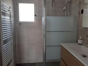 uma casa de banho com um chuveiro e um lavatório. em Bompastor em Bompas