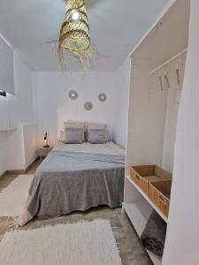 um quarto com uma cama num quarto branco em Little Paradise in El Médano em Granadilla de Abona