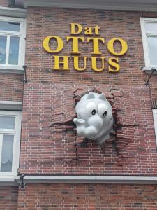 un edificio con una cara en el costado en Ediths Haus, en Rhauderfehn
