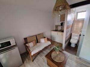 uma pequena sala de estar com um sofá e um WC em Little Paradise in El Médano em Granadilla de Abona