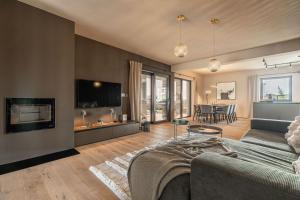 Villa Bewegte Berge في كاستيلير: غرفة معيشة مع أريكة وتلفزيون