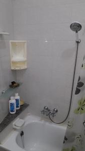 een badkamer met een douche en een bad met een wastafel bij Isola Bella Room in Mazara del Vallo