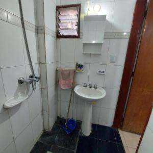 Baño pequeño con lavabo y aseo en El apartamento de Teddy en San Miguel de Tucumán