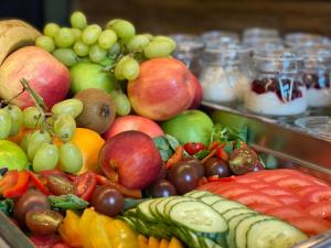 um monte de frutas e vegetais em uma mesa em Privathotel Riesenbeck em Riesenbeck