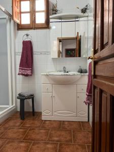a bathroom with a sink and a mirror at Huerta La Niña Arenas in Órgiva
