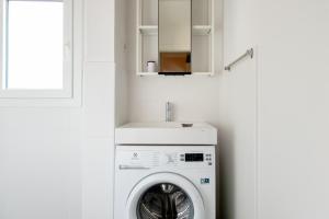 pralka i suszarka w łazience z umywalką w obiekcie 2 Rooms next to a market and Piazza Santa Croce - HomeUnity we Florencji