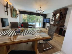 ein Esszimmer und ein Wohnzimmer mit einem Tisch und Stühlen in der Unterkunft Apartment am Roten Tor in Augsburg