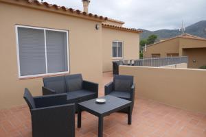 a patio with chairs and a table on a balcony at Casa L'Era 1967 in Pau