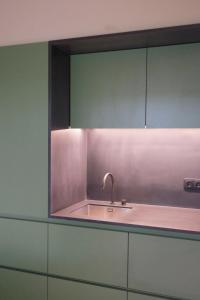 eine Küche mit einem Waschbecken und einem Spiegel in der Unterkunft Oporto CoLiving Circunvalação 13250 in Porto