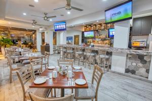um restaurante com mesas e cadeiras e um bar em Casa Nicole Boutique Hotel em Puerto Vallarta