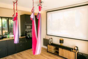 Kuchyňa alebo kuchynka v ubytovaní Le Boudoir de Fanny - Sauna/Balnéo/ciné/Hamacs