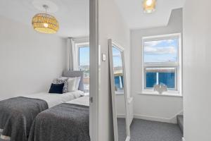 sypialnia z łóżkiem i 2 oknami w obiekcie Charming Sea Haven House, Close to the Marina w mieście Plymouth