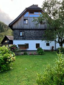 ein Haus mit einer Bank davor in der Unterkunft Alte Schule Weichselboden in Weichselboden