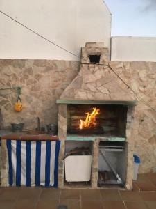 Un horno de piedra con fuego. en Lanzate, en Tinajo