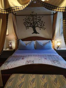 A bed or beds in a room at East Wind