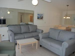 Sala de estar con 2 sofás y mesa en 3008M condo, en Calabash