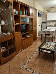 ein Wohnzimmer mit einem Tisch und einer Küche in der Unterkunft Domus Cornelia in Neapel