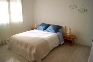 Un dormitorio con una cama grande y una ventana en Vue sur mer - Appartement Les Pins, 