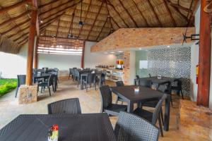 un restaurante con mesas y sillas en una habitación en Mayev Express, en Santa Cruz Huatulco