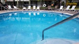 Bazen u objektu DOWNTOWN LOCATION! Hawaiian Theme Condo with Hot Tub, Pool & Beach ili u blizini