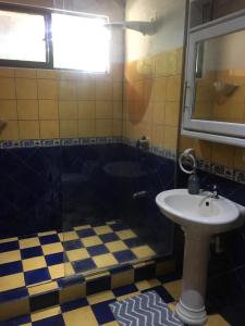 a bathroom with a sink and a shower at Villa Sueño Potrero in Potrero