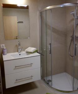 Bilik mandi di Ferienwohnung Mariner Inzing