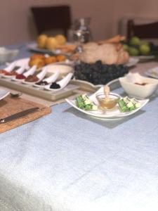 uma mesa com pratos de comida numa mesa em B&B Charme Sa Pardina em Orroli