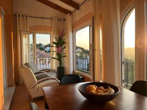 una habitación con una mesa con un bol de fruta en ella en VILLA CASA JOLI in Oliva with private pool and stunning views, en Oliva