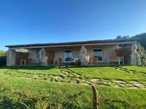 a house in the middle of a field at Il Vistamare in Rudalza